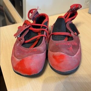 La sportiva stick it kids climbing shoes